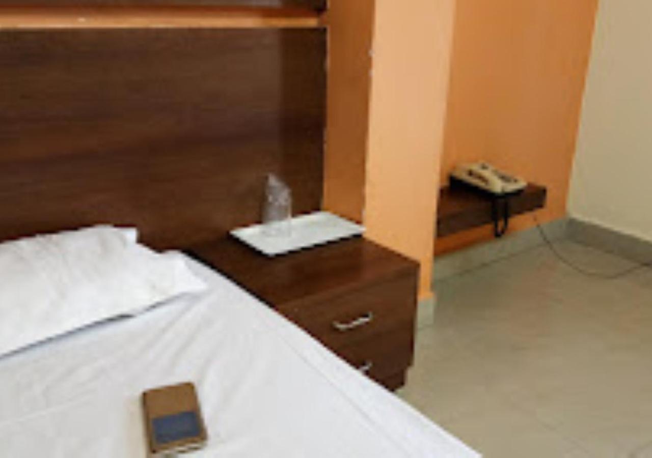 Hotel Mayur Restaurant Chandrapur Exteriör bild